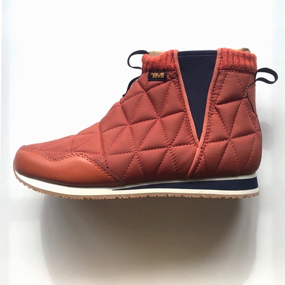 •TEVA Women's quilted Ember Mid Moc Shoes•